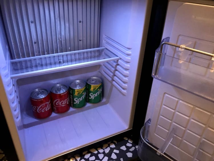 冰箱內的迎賓飲料