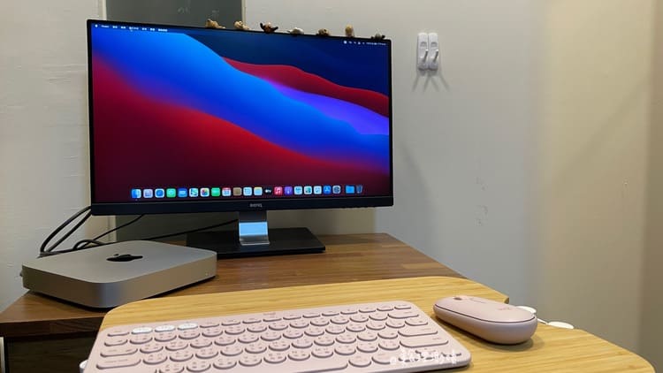 我的Mac mini和電腦螢幕，桌機超小一台，放在桌上也不佔空間