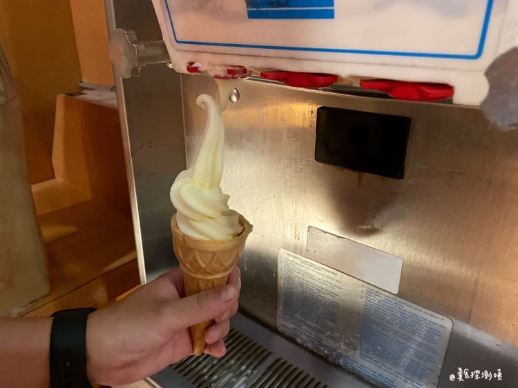 燒肉hot的冰淇淋機，可以自己體驗擠冰淇淋的樂趣