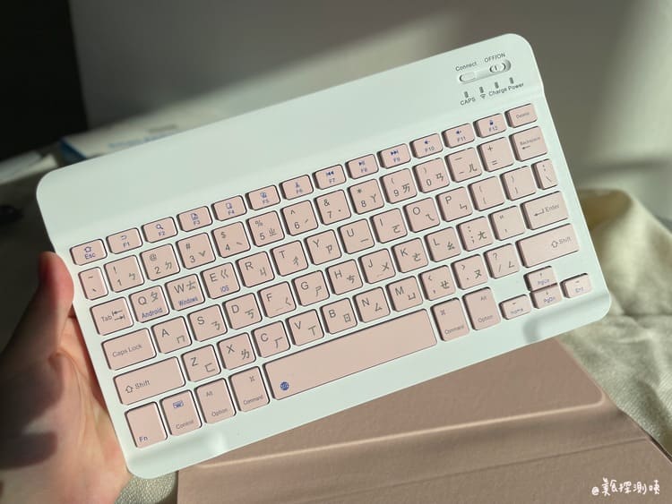 YOMIX的iPad Pro 11吋粉色藍牙鍵盤