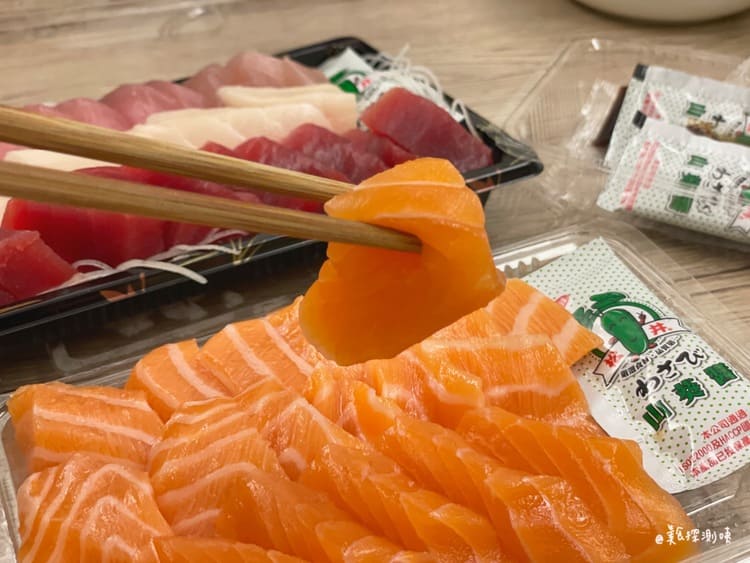 丸南生魚片的鮭魚生魚片是必點