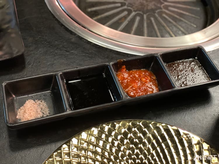 幸福金龍鍋的醬料有4種，其實玫瑰鹽就夠了