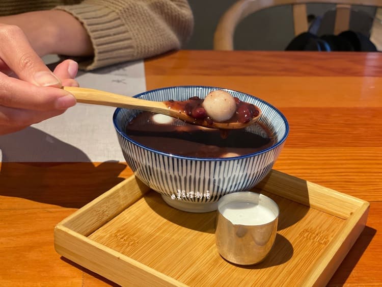 一笈壽司紫米紅豆湯裡頭有8顆小湯圓，濃郁的甜湯好暖胃