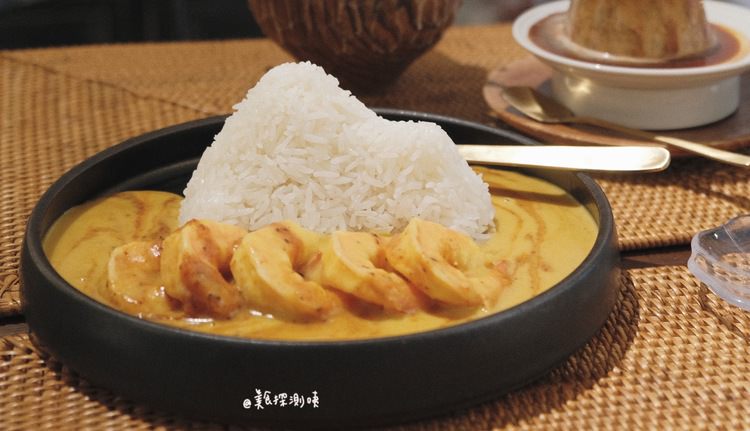 台中山色泰式餐廳的鮮蝦蟹醬黃咖哩山飯，人人必點