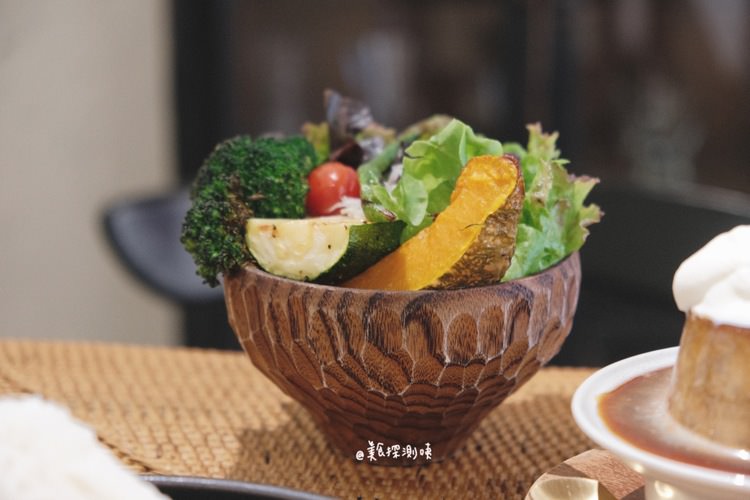 台中山色泰式餐廳的副餐沙拉