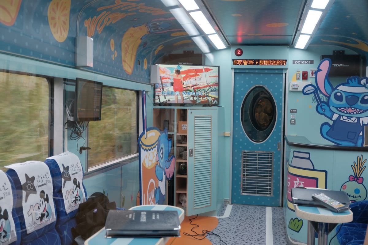 2023年限定台鐵迪士尼環島列車第二節車廂是ktv歡唱區，很多流行音樂，絕對唱得夠