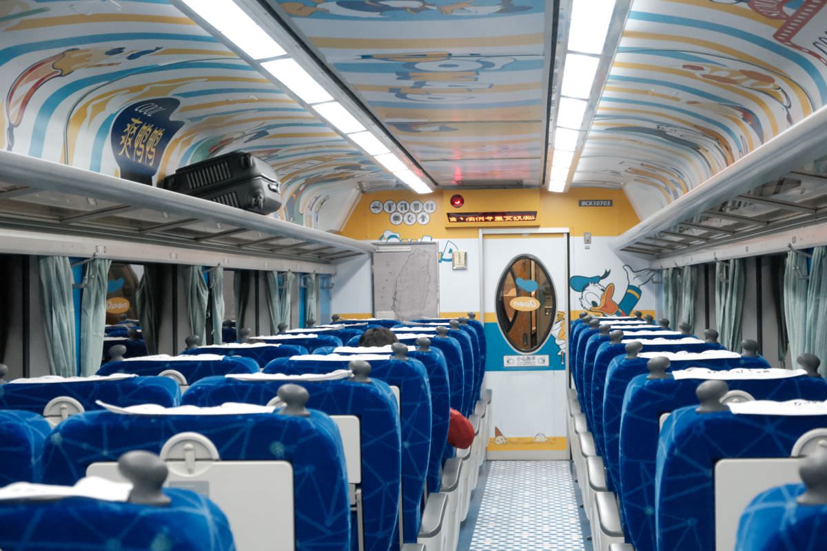 2023年限定台鐵迪士尼環島列車，唐老鴨列車，藍白黃車廂很明亮