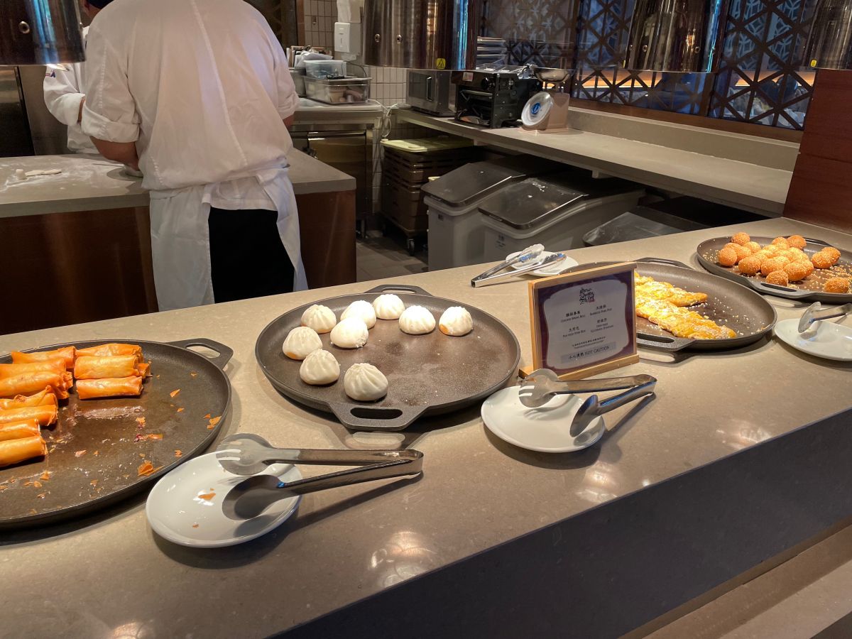 香港迪士尼探索酒店|雲龍軒自助餐吃到飽,可以和角色互動拍照 - 第14張圖