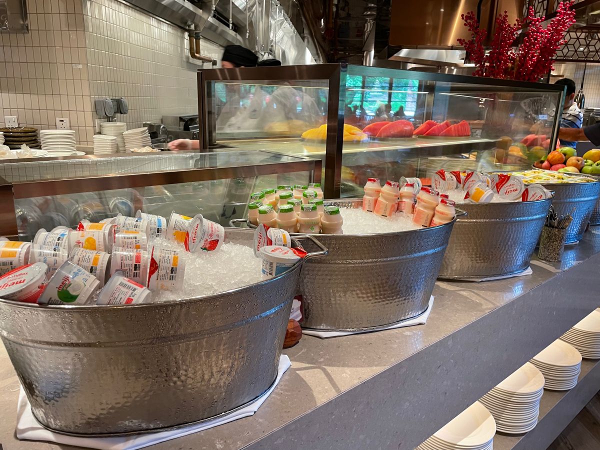 香港迪士尼探索酒店|雲龍軒自助餐吃到飽,可以和角色互動拍照 - 第18張圖