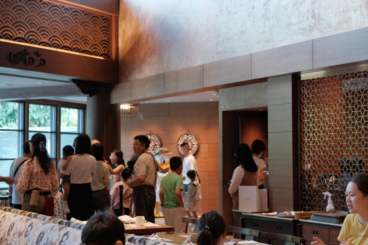 香港迪士尼探索酒店|雲龍軒自助餐吃到飽,可以和角色互動拍照 - 第3張圖