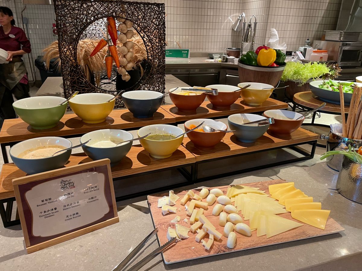香港迪士尼探索酒店|雲龍軒自助餐吃到飽,可以和角色互動拍照 - 第8張圖