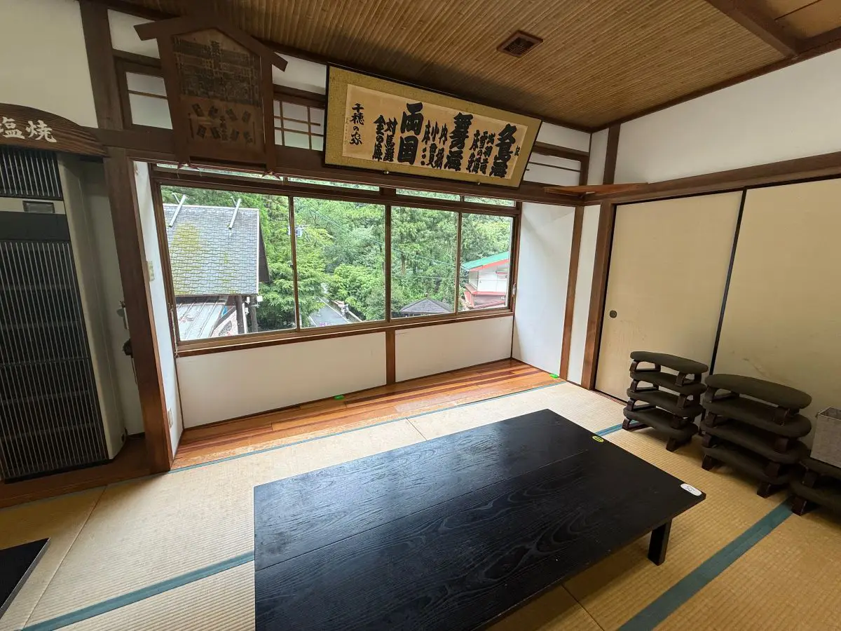 九州高千穗峽一日遊攻略|KKday熊本出發,半自助不趕行程+必訪景點推薦 - 第4張圖 千穗之家的餐廳包廂實拍照,榻榻米的空間,窗外可以看到高千穗峽