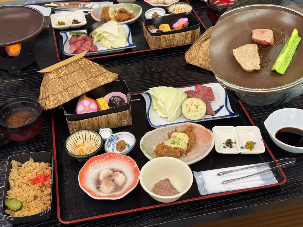 九州高千穗峽一日遊攻略|KKday熊本出發,半自助不趕行程+必訪景點推薦 - 第5張圖 kkday高千穗峽一日遊的餐點,千穗之家的高千穗牛肉陶板燒料理