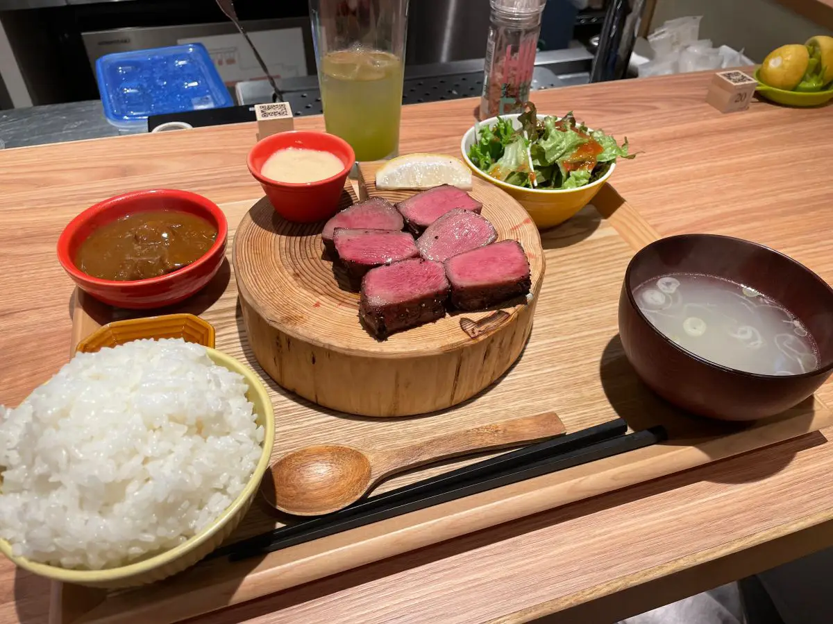 日本牛舌推薦|牛舌的檸檬,日本人氣炭香厚切牛舌評價+分店整理 - 第6張圖 牛舌的檸檬必點菜色,厚切牛舌定食(6片)