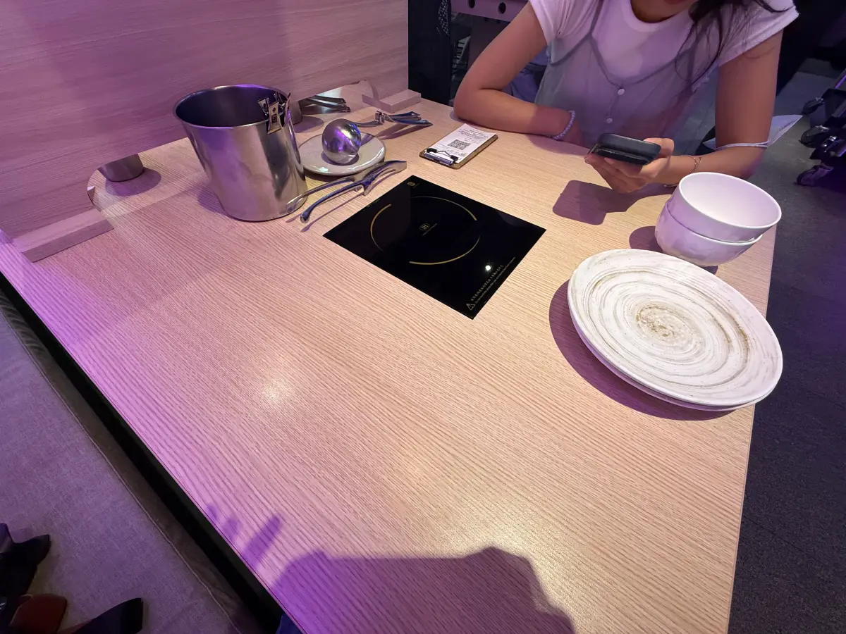 台中火鍋吃到飽|饗麻饗辣PLUS LaLaport台中店:夏季限定芒果料理、現撈活蝦、和牛吃到飽,每人千元超值得! - 第5張圖 台中火鍋吃到飽|饗麻饗辣PLUS LaLaport台中店:夏季限定芒果料理、現撈活蝦、和牛吃到飽,每人千元超值得!