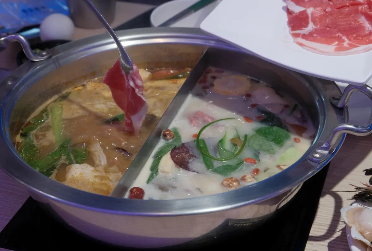 台中火鍋吃到飽|饗麻饗辣PLUS LaLaport台中店:夏季限定芒果料理、現撈活蝦、和牛吃到飽,每人千元超值得! - 第2張圖 台中火鍋吃到飽|饗麻饗辣PLUS LaLaport台中店:夏季限定芒果料理、現撈活蝦、和牛吃到飽,每人千元超值得!