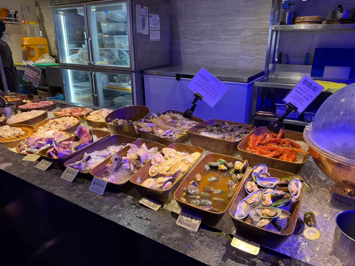 台中火鍋吃到飽|饗麻饗辣PLUS LaLaport台中店:夏季限定芒果料理、現撈活蝦、和牛吃到飽,每人千元超值得! - 第7張圖 台中火鍋吃到飽|饗麻饗辣PLUS LaLaport台中店:夏季限定芒果料理、現撈活蝦、和牛吃到飽,每人千元超值得!
